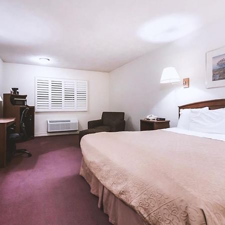 Sky-Palace Inn & Suites Mccook Buitenkant foto