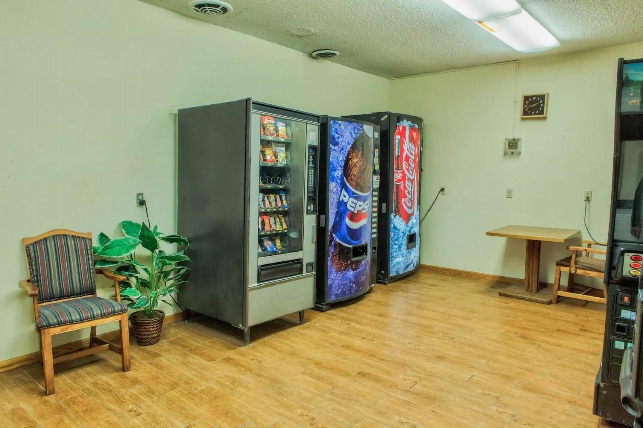 Sky-Palace Inn & Suites Mccook Buitenkant foto